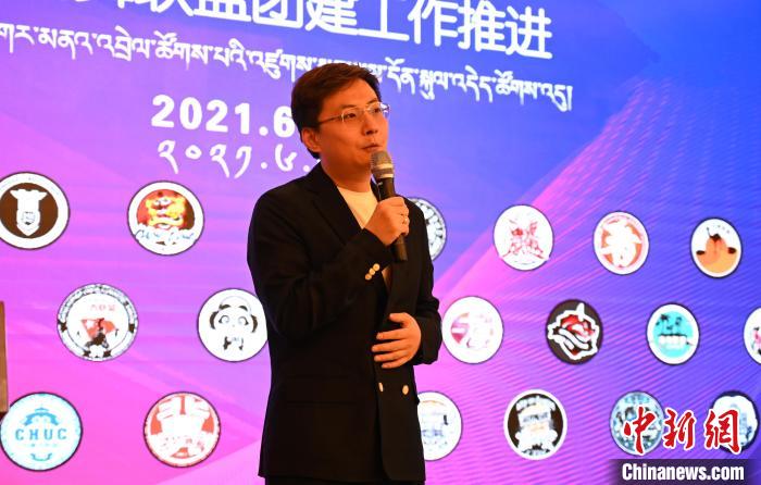 圖為中國(guó)舞蹈家協(xié)會(huì)街舞委員會(huì)常務(wù)副主任、秘書(shū)長(zhǎng)夏銳致辭?！≮w朗 攝