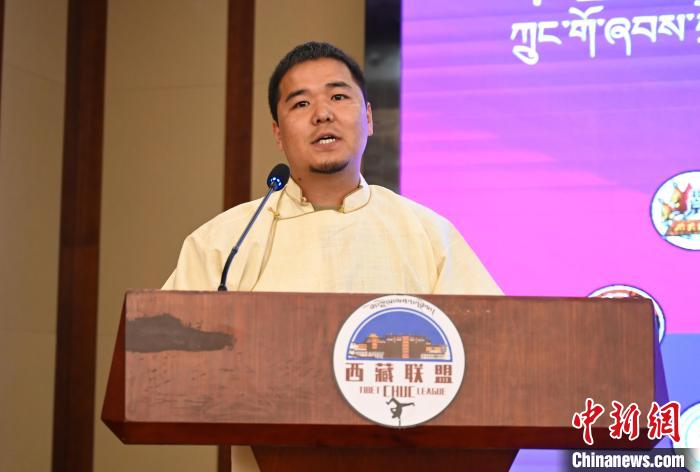 圖為西藏街舞聯(lián)盟常務(wù)副主任朗卡旺青致辭?！≮w朗 攝