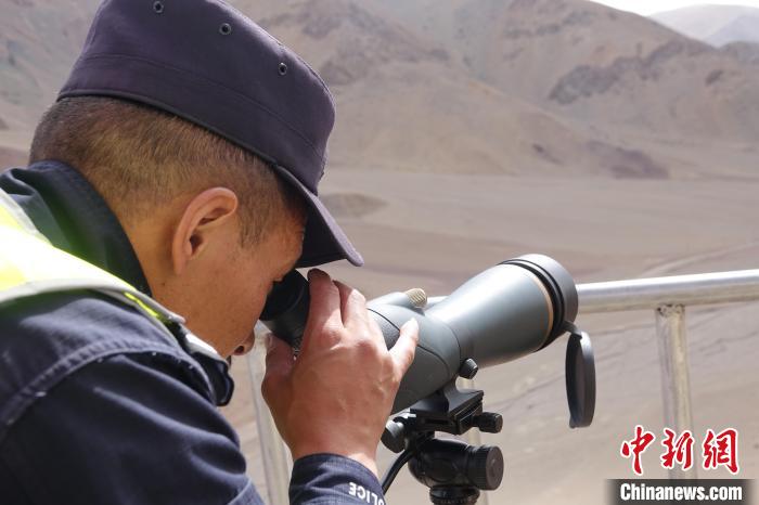 索朗曲扎用望遠(yuǎn)鏡查看邊境情況?！∪轿木?攝