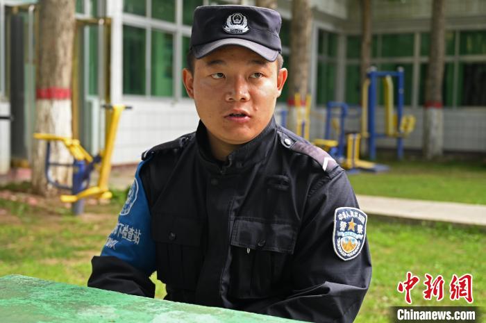 圖為邊煒接受記者采訪。　趙朗 攝