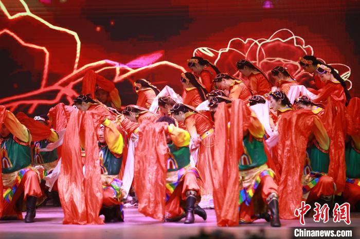 圖為農行西藏分行演出現(xiàn)場?！∞r行西藏分行 供圖