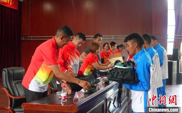 圖為世界冠軍們?yōu)槲鞑刈灾螀^(qū)體校的學生們送上暖心物資?！∪轿木?攝