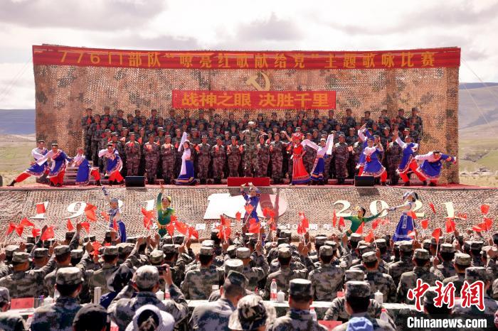 圖為主題歌詠比賽活動現(xiàn)場?！●R成鎖 　攝