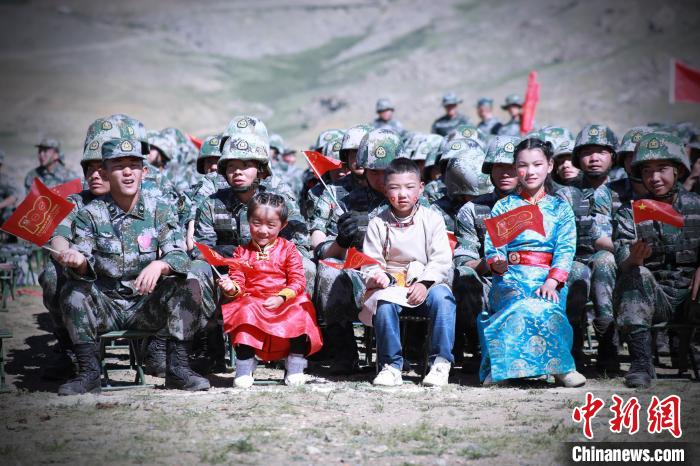 圖為駐地小朋友參加此次活動。　 普布扎西 攝