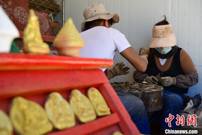 圖為6月14日，拉薩的手工藝人制作“擦擦”。 <a target='_blank' ><p  align=