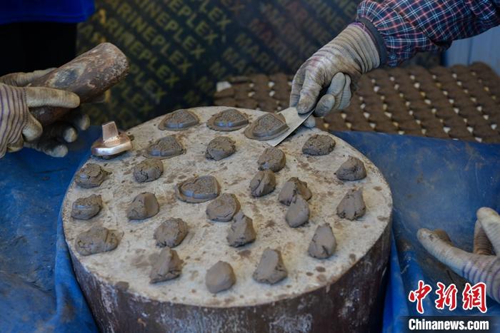 6月14日，拉薩的手工藝人制作“擦擦”。 <a target='_blank' ><p  align=