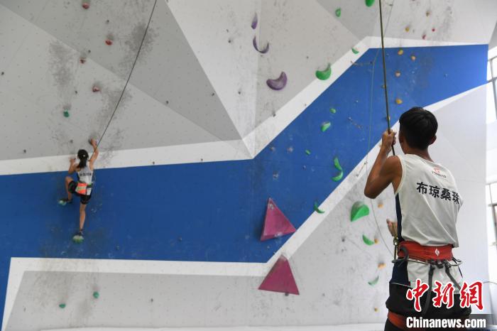 圖為西藏登山體驗(yàn)健身訓(xùn)練館內(nèi)登山隊(duì)員在體驗(yàn)攀巖項(xiàng)目?！∝暩聛?lái)松 攝