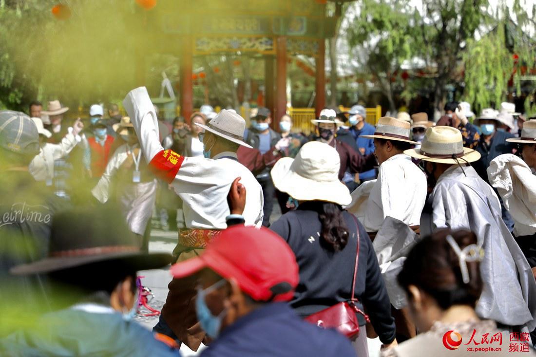拉薩市民在宗角祿康公園跳鍋莊舞。人民網(wǎng) 次仁羅布攝