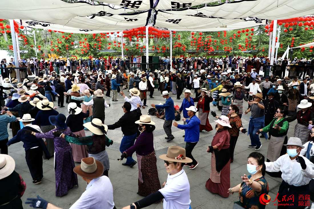 拉薩市民在宗角祿康公園跳鍋莊舞。人民網(wǎng) 次仁羅布攝