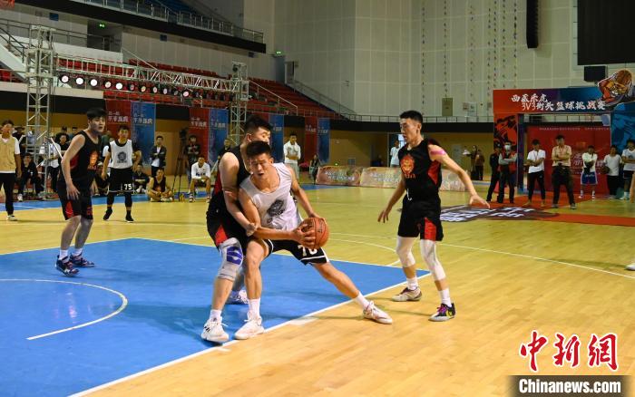 圖為西藏美康隊(白色球衣)對決雪域兄弟隊?！≮w朗 攝