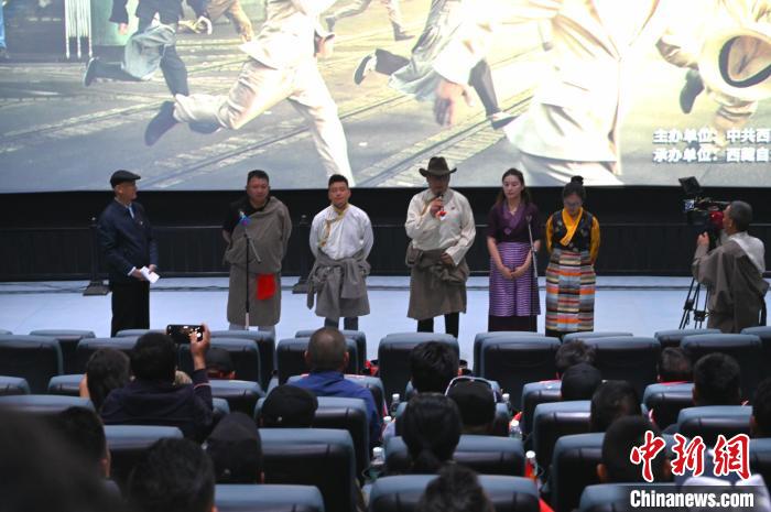 圖為主創(chuàng)人員分享譯制過程?！≮w朗 攝