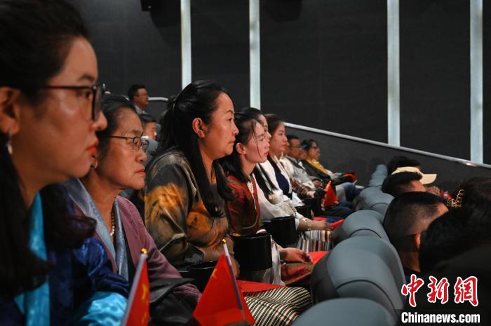 圖為觀眾觀看影片?！≮w朗 攝