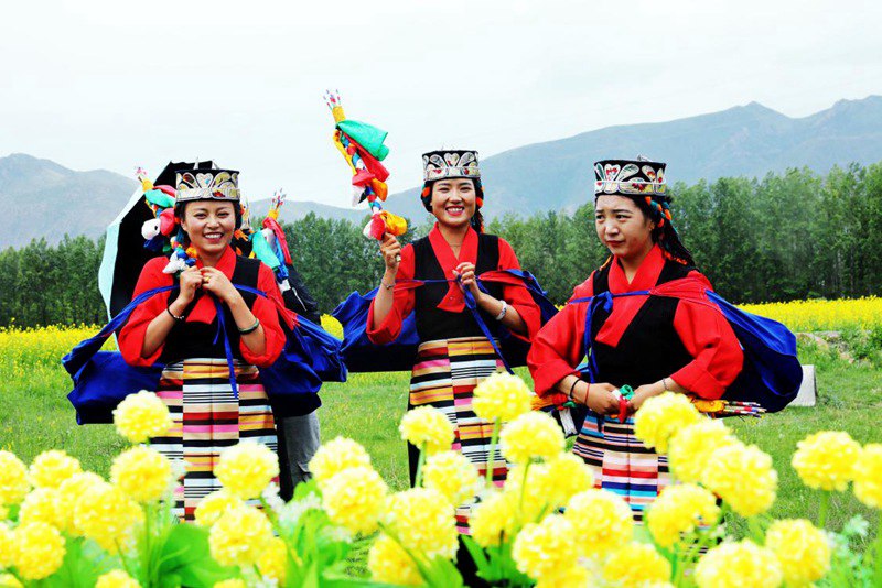 笑靨如花的群眾。洛桑克珠攝