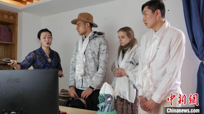 圖為圖為主播白瑪旺姆為留學生介紹直播流程?！≈x牧 攝