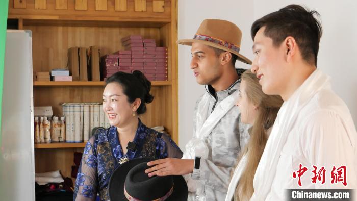 圖為留學生們正在直播帶貨?！≈x牧 攝