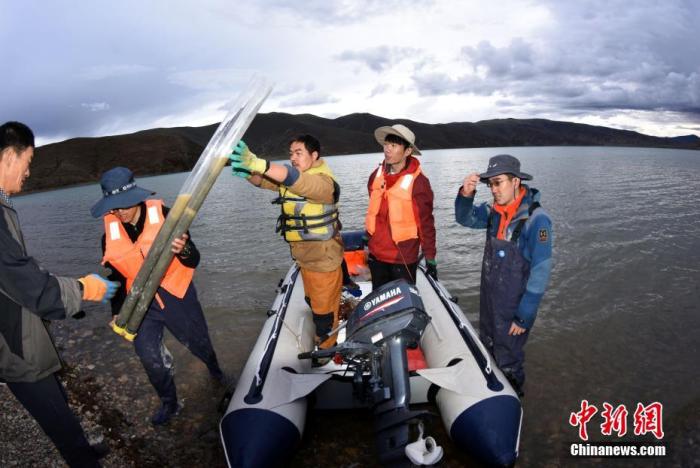 圖為科考隊(duì)員順利完成浪錯采樣滿載而歸。 <a target='_blank' ><p  align=