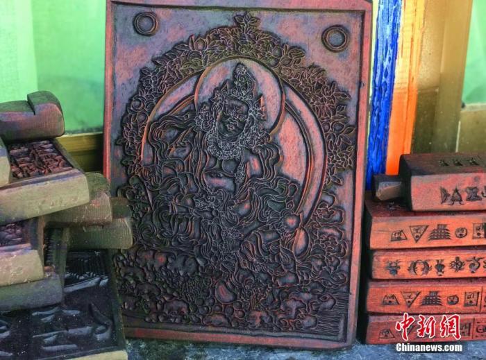 圖為普松雕刻技藝傳承人嘎瑪曲扎創(chuàng)作的雕刻作品。 <a target='_blank' ><p  align=