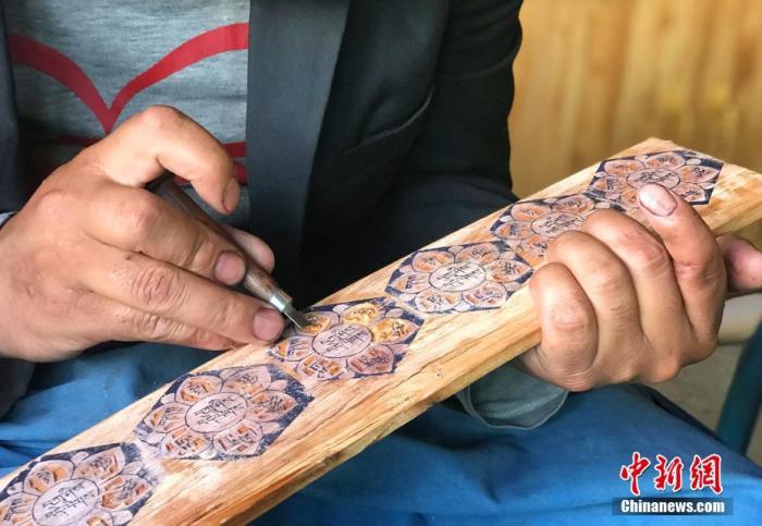 圖為7月14日，普松雕刻技藝傳承人嘎瑪曲扎正在家中進(jìn)行創(chuàng)作。 <a target='_blank' ><p  align=