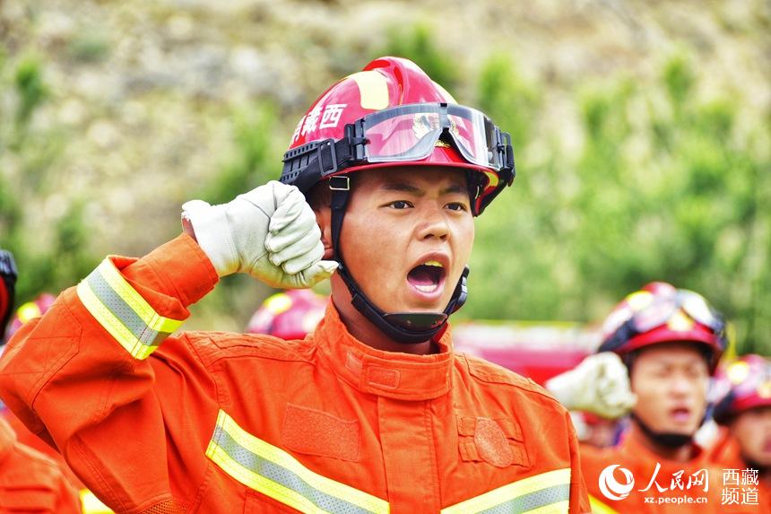 消防指戰(zhàn)員重溫入隊(duì)誓詞。人民網(wǎng) 李海霞 攝