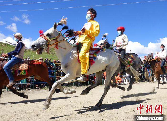圖為打隆物交會期間舉辦的賽馬活動?！∪轿木?攝