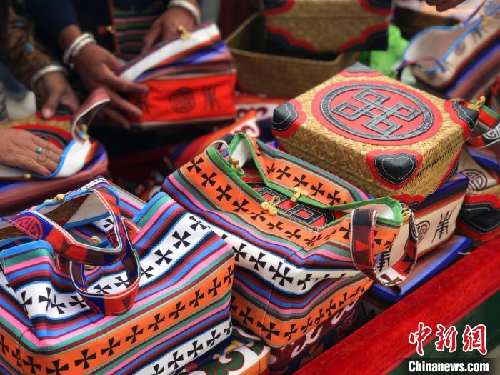圖為打隆物交會上售賣的民族手工藝品?！∪轿木?攝