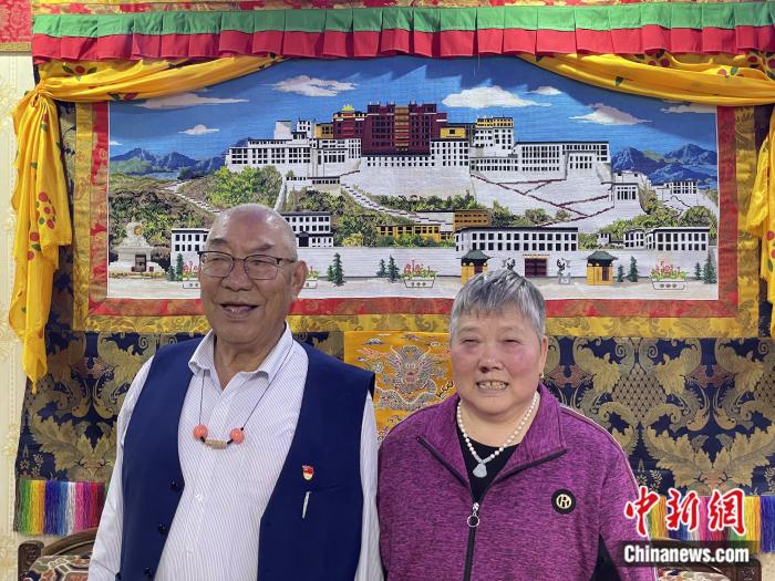 甲央曲培和杜應(yīng)芳在家中。彭寧鈴 攝
