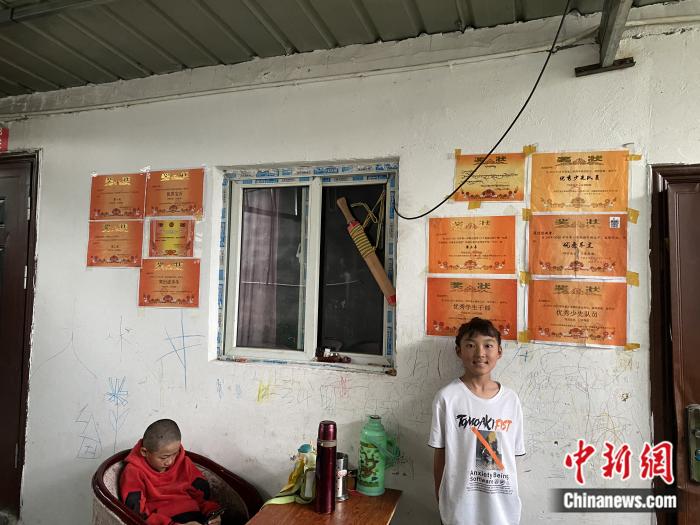 周勁名的大女兒和她獲得的獎狀。彭寧鈴 攝