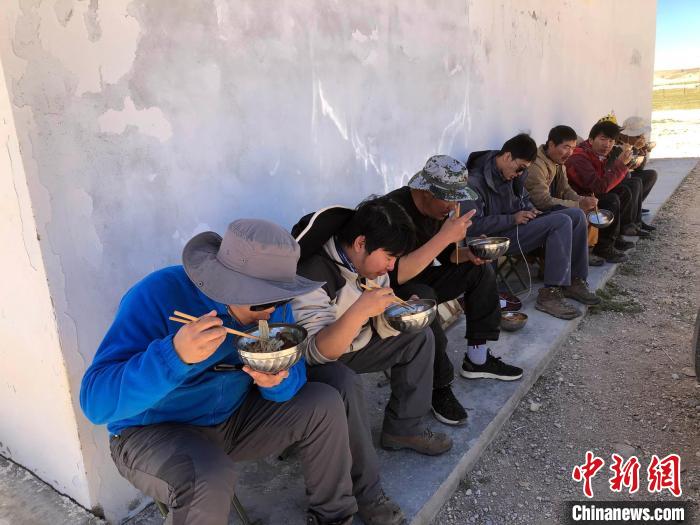 科考隊(duì)員在高原湖泊岸邊進(jìn)餐?！?lt;a target='_blank' ><p  align=