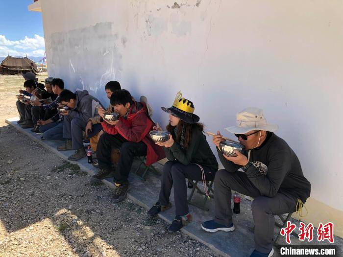 科考隊(duì)員在高原湖泊岸邊進(jìn)餐?！?lt;a target='_blank' ><p  align=