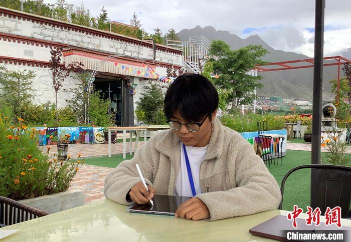 “Z世代”旦真旺加認(rèn)為，拉薩是一座開放與包容的城市，記憶中的拉薩是彩色的。2021年，旦真旺加從浙江大學(xué)漢語言文學(xué)專業(yè)畢業(yè)后，他選擇回到拉薩，成為一名漢語文實習(xí)助教。圖為8月4日，旦真旺加在課間陪學(xué)生玩耍。 <a target='_blank' ><p  align=