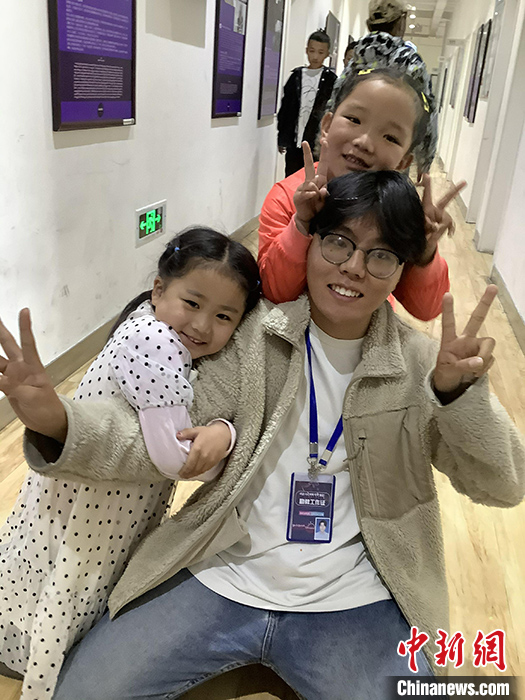 “Z世代”旦真旺加認(rèn)為，拉薩是一座開放與包容的城市，記憶中的拉薩是彩色的。2021年，旦真旺加從浙江大學(xué)漢語言文學(xué)專業(yè)畢業(yè)后，他選擇回到拉薩，成為一名漢語文實習(xí)助教。圖為8月4日，旦真旺加在課間陪學(xué)生玩耍。 <a target='_blank' ><p  align=