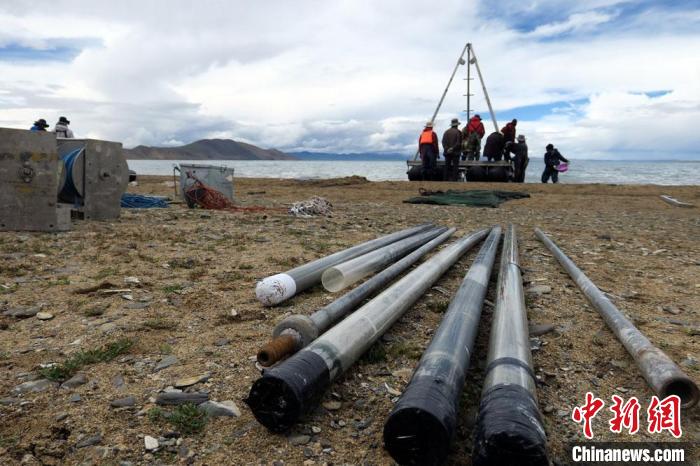 科考隊員從巴木錯采集的科研樣品?！?lt;a target='_blank' ><p  align=