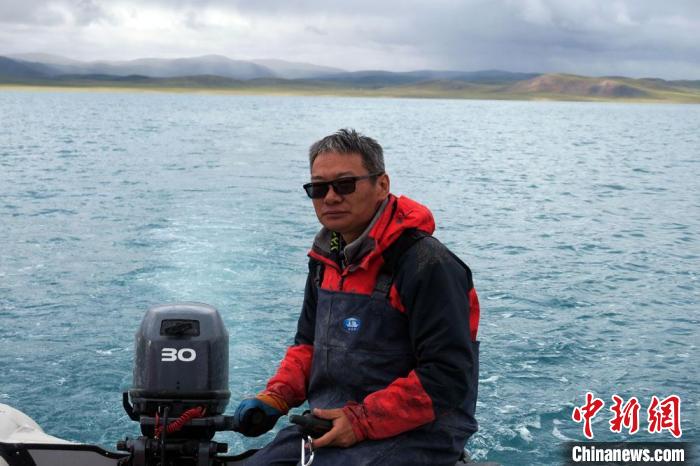 本次科考領(lǐng)隊、中科院青藏高原所侯居峙研究員駕駛充氣快艇?！?lt;a target='_blank' ><p  align=