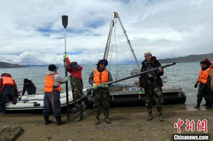 科考隊員從巴木錯采樣歸來?！?lt;a target='_blank' ><p  align=