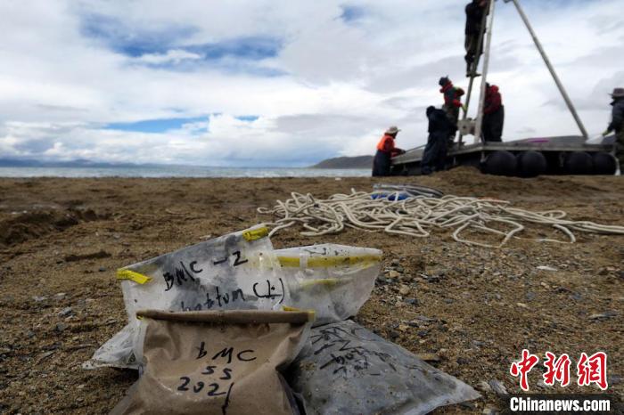 科考隊員從巴木錯采集的科研樣品?！?lt;a target='_blank' ><p  align=