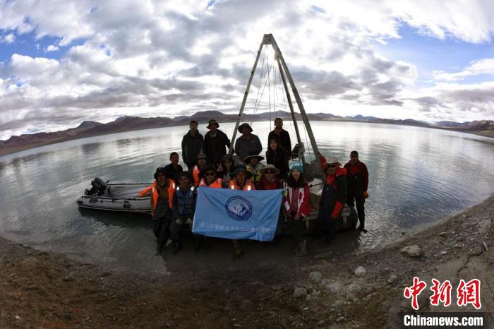 科考隊(duì)員在結(jié)則茶卡湖岸邊合影?！?lt;a target='_blank' ></p><p  align=