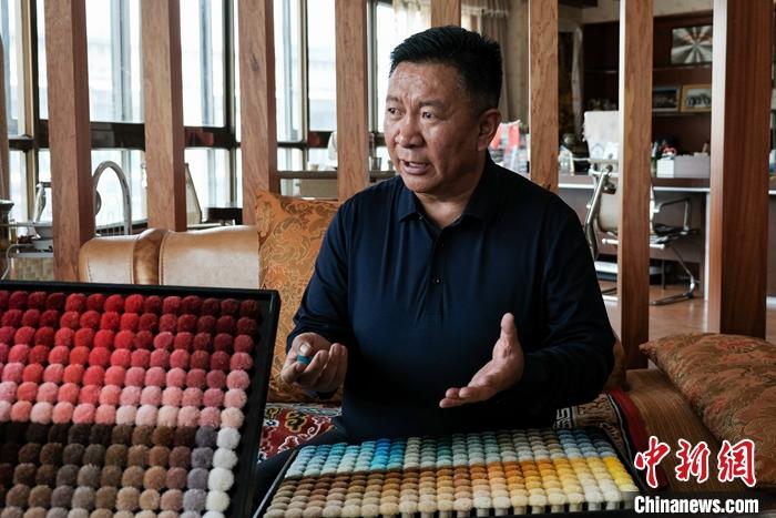 圖為8月4日，次旦展示自己的藏毯標(biāo)準(zhǔn)“色卡”。 <a target='_blank' ><p  align=