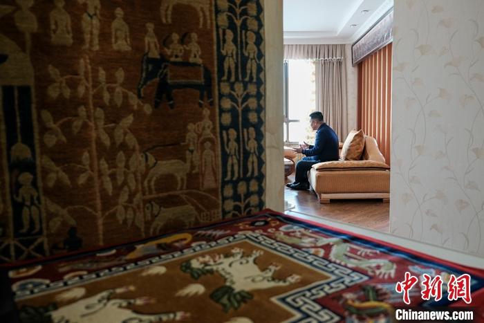 8月4日，次旦在拉薩的公司里懸掛展示的精美藏毯。 <a target='_blank' ><p  align=