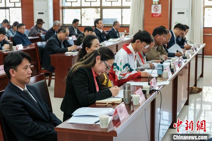 圖為8月10日座談會(huì)現(xiàn)場，左一為歸國定居藏胞晉美次旦。　江飛波 攝