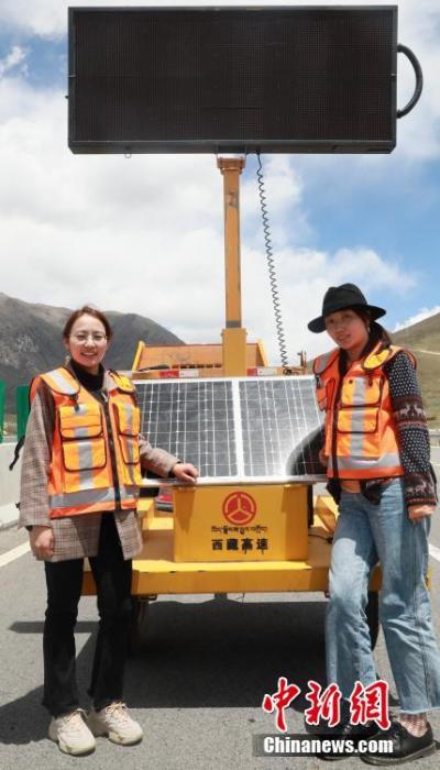 圖為萍措(右)在采訪過(guò)程中留影。(資料圖片) <a target='_blank' ><p  align=