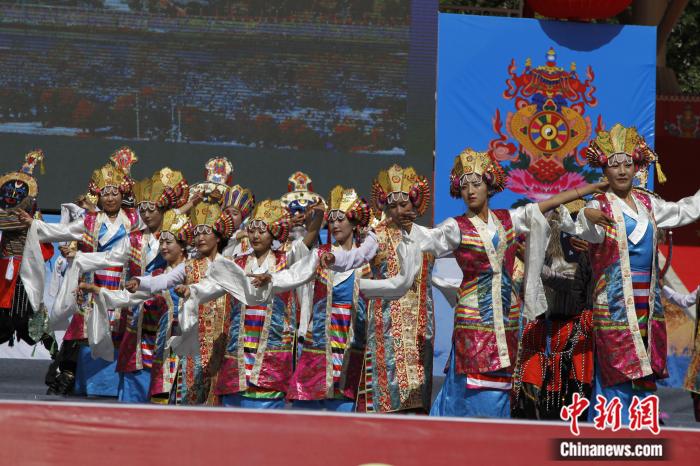 圖為日喀則市一場文藝節(jié)目的藏戲表演(資料圖)。趙朗攝