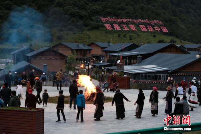 圖為8月5日，玉麥鄉(xiāng)民眾在鄉(xiāng)里跳鍋莊舞，從前的“三人鄉(xiāng)”熱鬧起來了。 <a target='_blank' ></p><p  align=