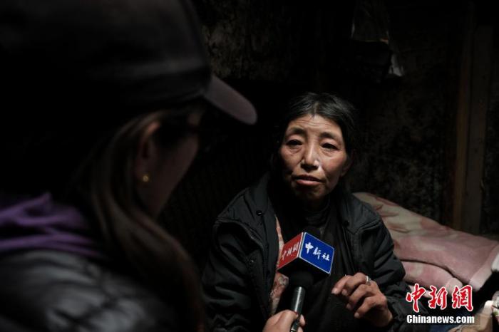 圖為8月6日，卓嘎在牧場小屋內(nèi)接受<a target='_blank' ></p><p  align=