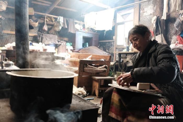 圖為8月6日，60歲的卓嘎在玉麥鄉(xiāng)牧場放牧點制作奶渣。 <a target='_blank' ></p><p  align=