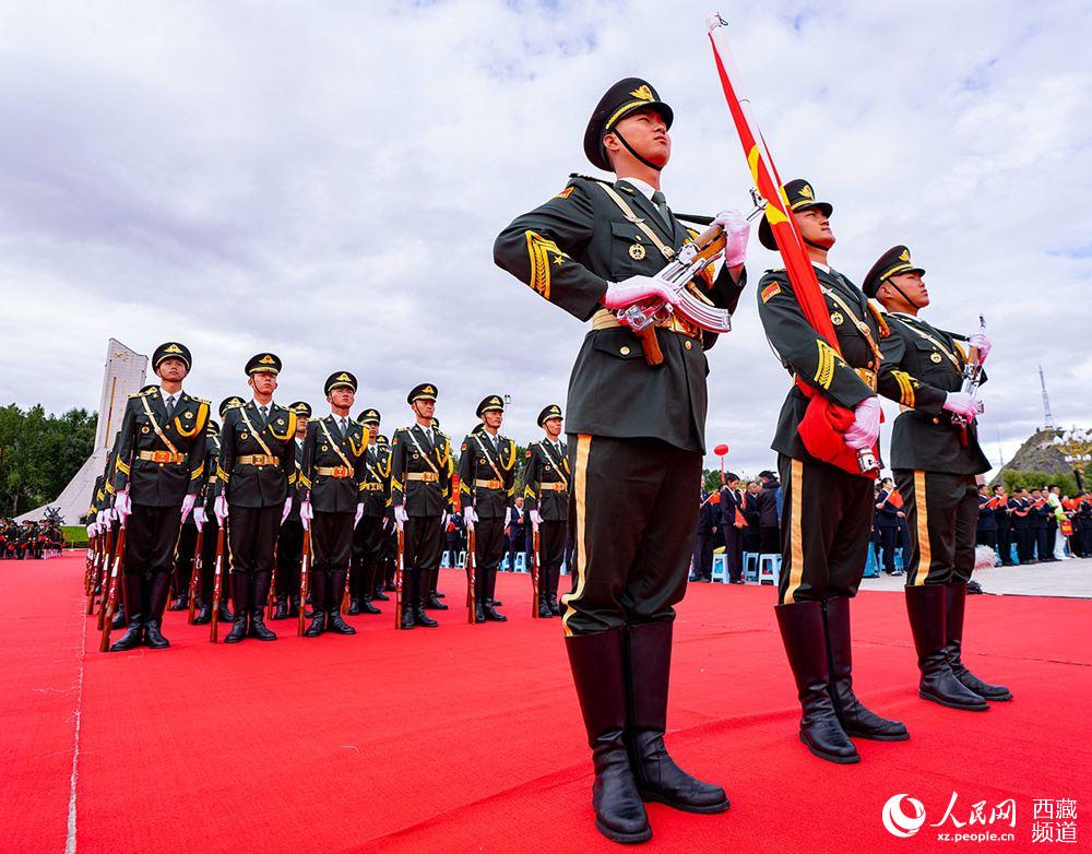 8月19日10時，慶祝西藏和平解放70周年大會在拉薩市布達(dá)拉宮廣場隆重舉行。這是大會舉行升旗儀式。徐馭堯 攝