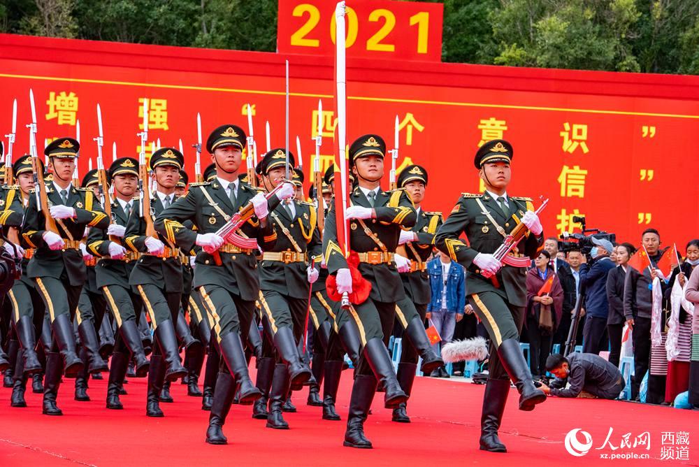 8月19日10時，慶祝西藏和平解放70周年大會在拉薩市布達(dá)拉宮廣場隆重舉行。這是大會舉行升旗儀式。徐馭堯 攝