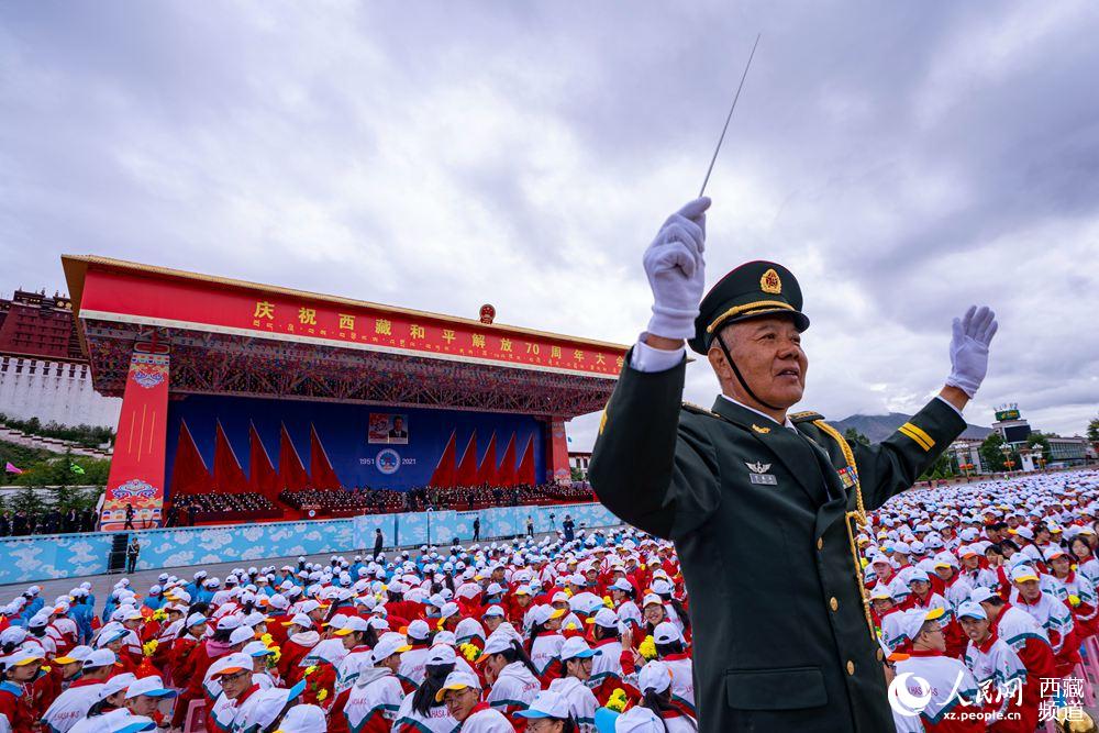 8月19日10時，慶祝西藏和平解放70周年大會在拉薩市布達(dá)拉宮廣場隆重舉行。徐馭堯 攝