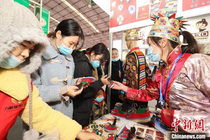 西藏瓊結(jié)赴襄陽(yáng)參加漢江流域農(nóng)業(yè)博覽會(huì)，農(nóng)特產(chǎn)品受青睞(資料圖) 湖北省援藏辦供圖