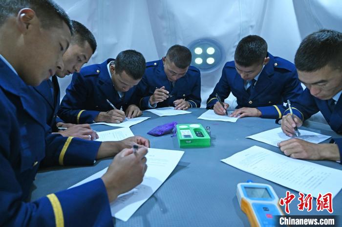 圖為消防員在高壓氧艙內(nèi)填寫問卷。　趙朗 攝