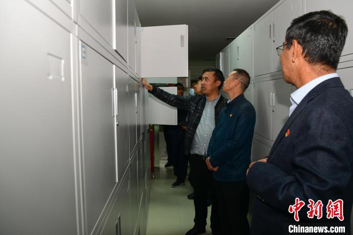 圖為參加西藏三大重點(diǎn)文物保護(hù)維修工程檔案移交進(jìn)館儀式人員參觀拉薩市檔案館?！∝暩聛硭?攝